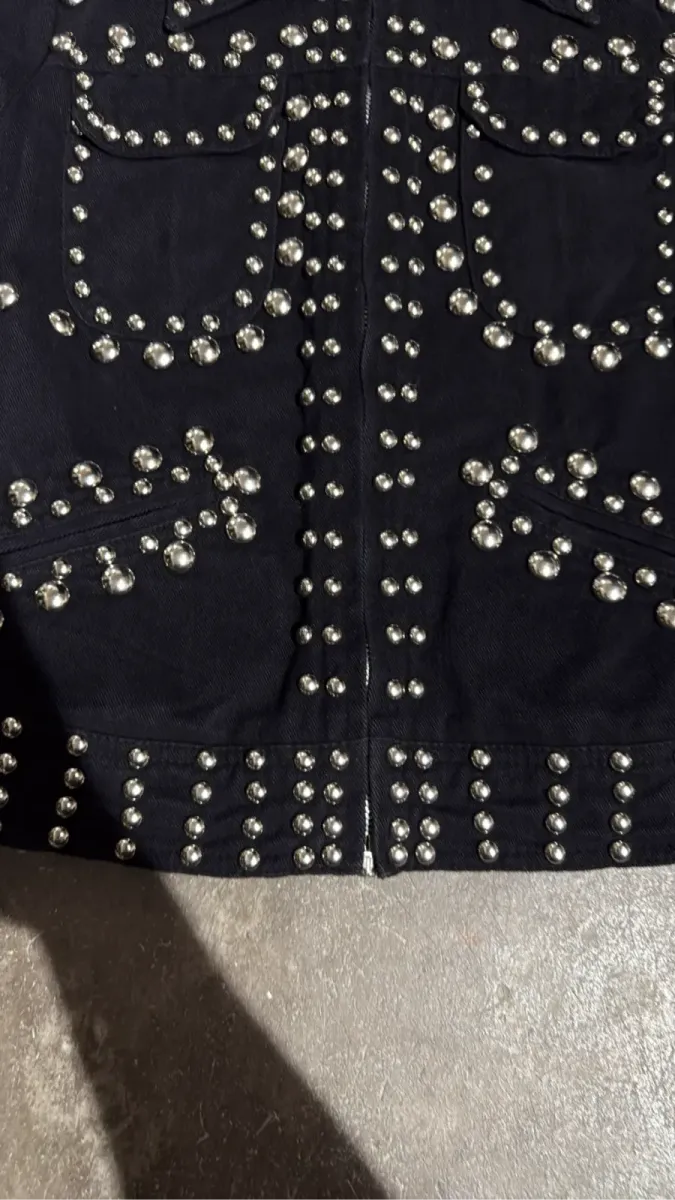 Ensemble Veste et pantalon patte d'éléphant noire en coton cloutée avec fermeture éclair, de la ligne The Young Circle de Saks Fifth Avenue. 2