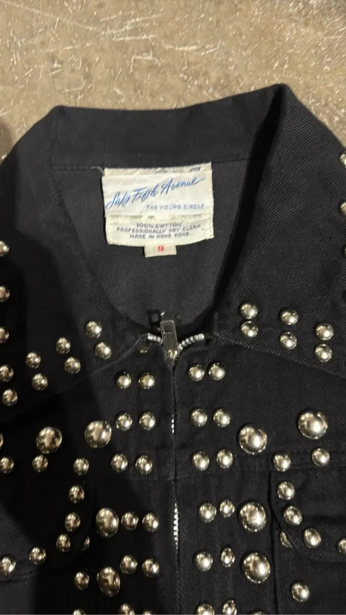 Ensemble Veste et pantalon patte d'éléphant noire en coton cloutée avec fermeture éclair, de la ligne The Young Circle de Saks Fifth Avenue. 4