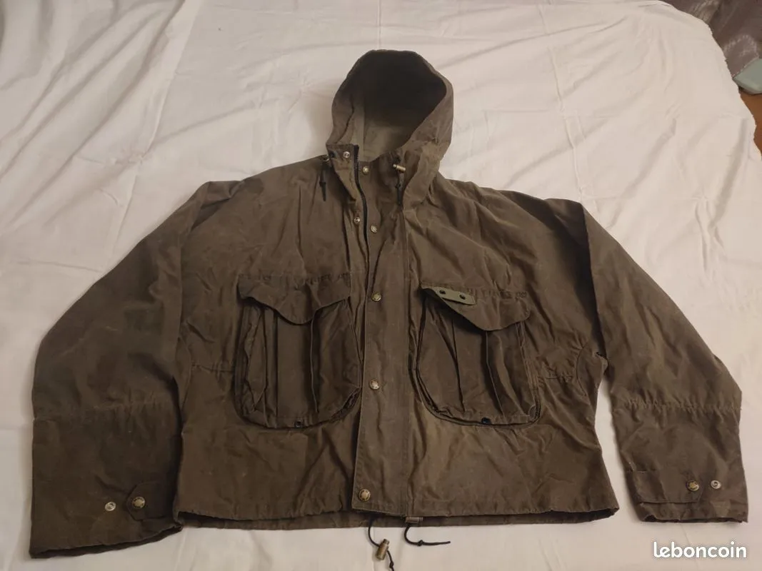 Blouson court huilé Filson, style workwear outdoor, taille M, idéal pour les amateurs de pièces vintage authentiques et robustes.