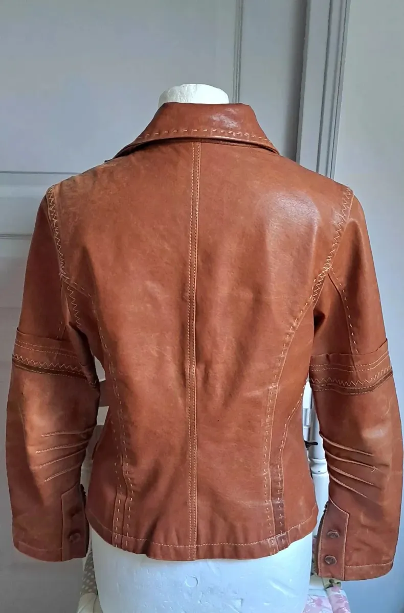 Magnifique blouson en cuir camel ou cognac, avec plein de détails fantaisis qui en font toute son originalité. 4
