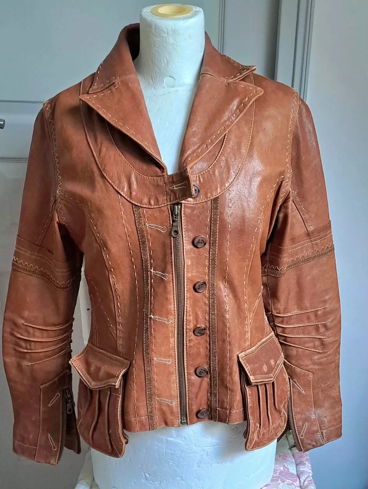 Beautiful camel / cognac leather jacket, with lots of fancy details that make it truly original.