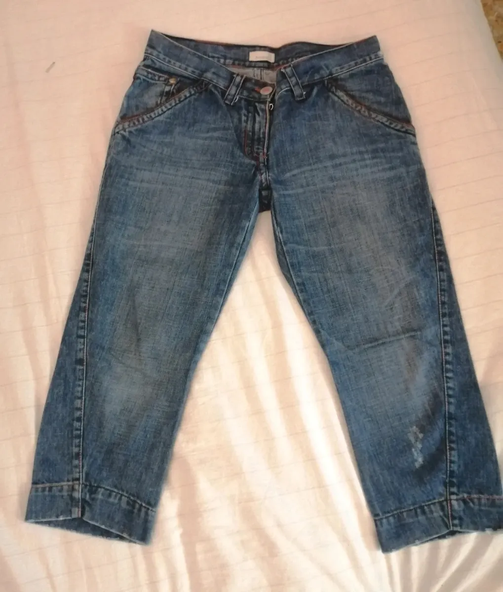 Pantalon Capri Pinko en coton bleu avec détail poche arrière en cuir, taille 40 FR — une pièce vintage authentique en très bon état.