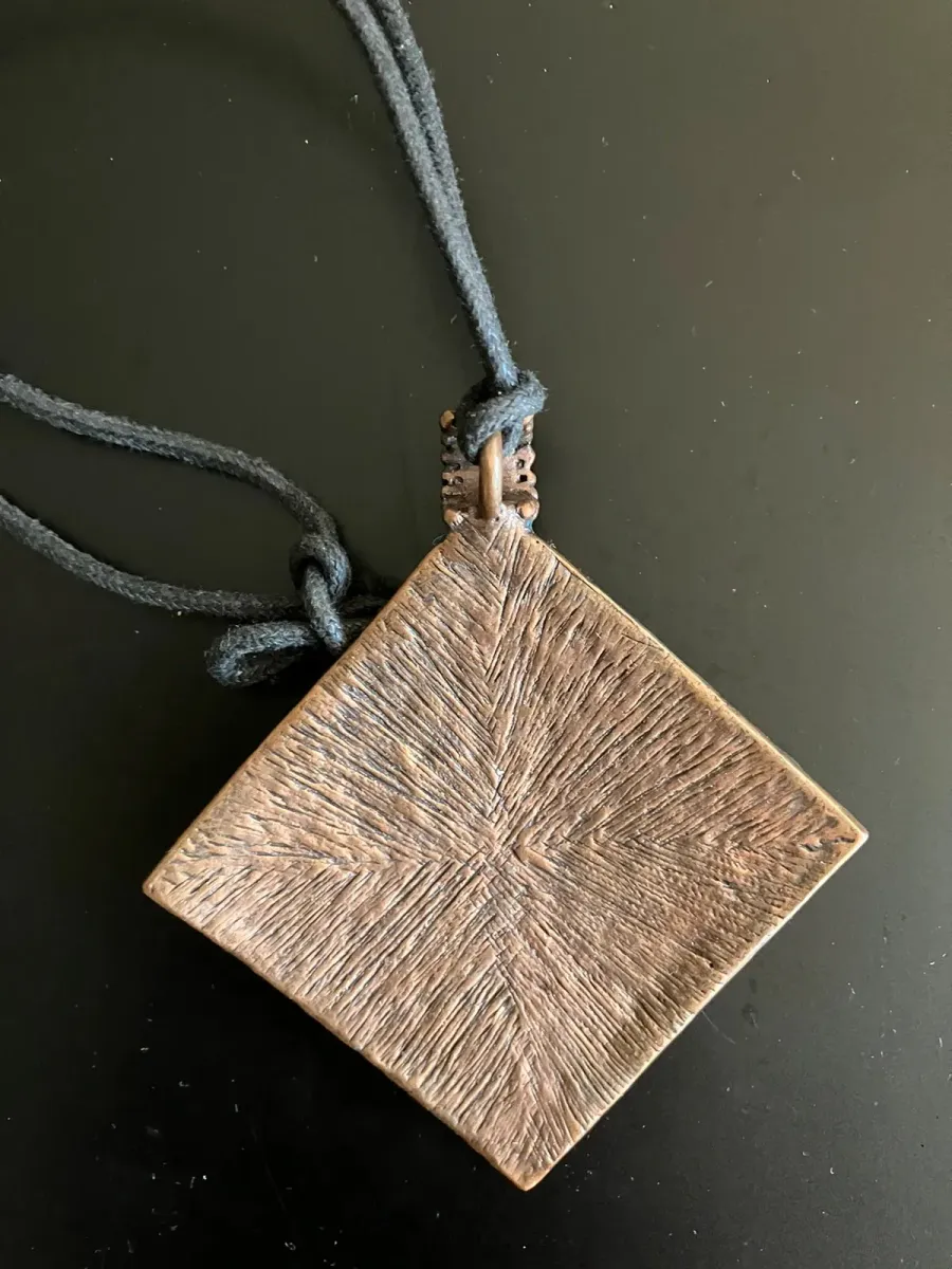 Très joli pendentif émaillée bleu et son cordon en coton 2