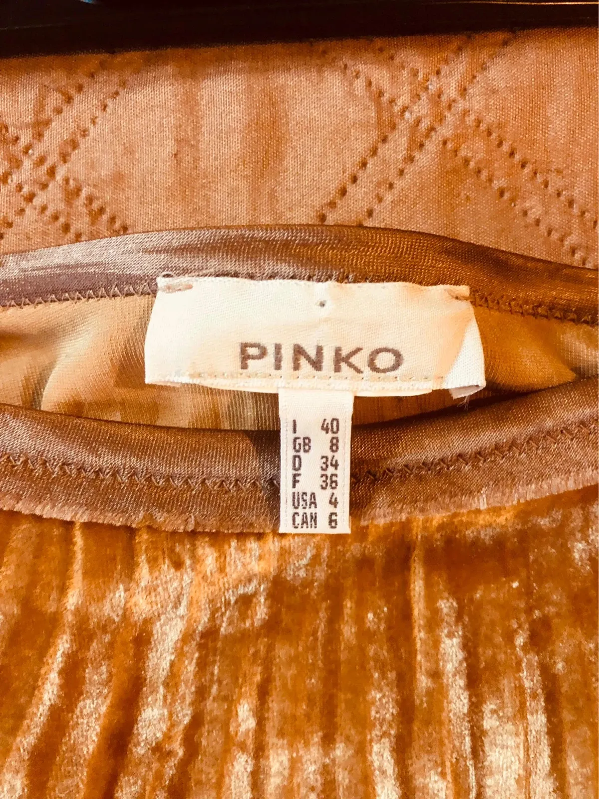 Pinko skirt in mustard and gold, a piece from the Italian label with a feminine style. Very good condition. Size S (36). 2