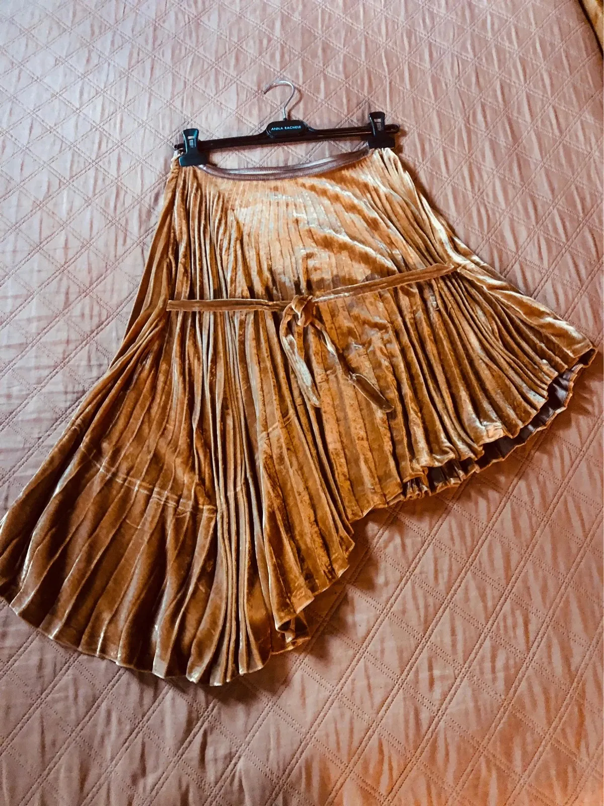 Pinko skirt in mustard and gold, a piece from the Italian label with a feminine style. Very good condition. Size S (36). 3