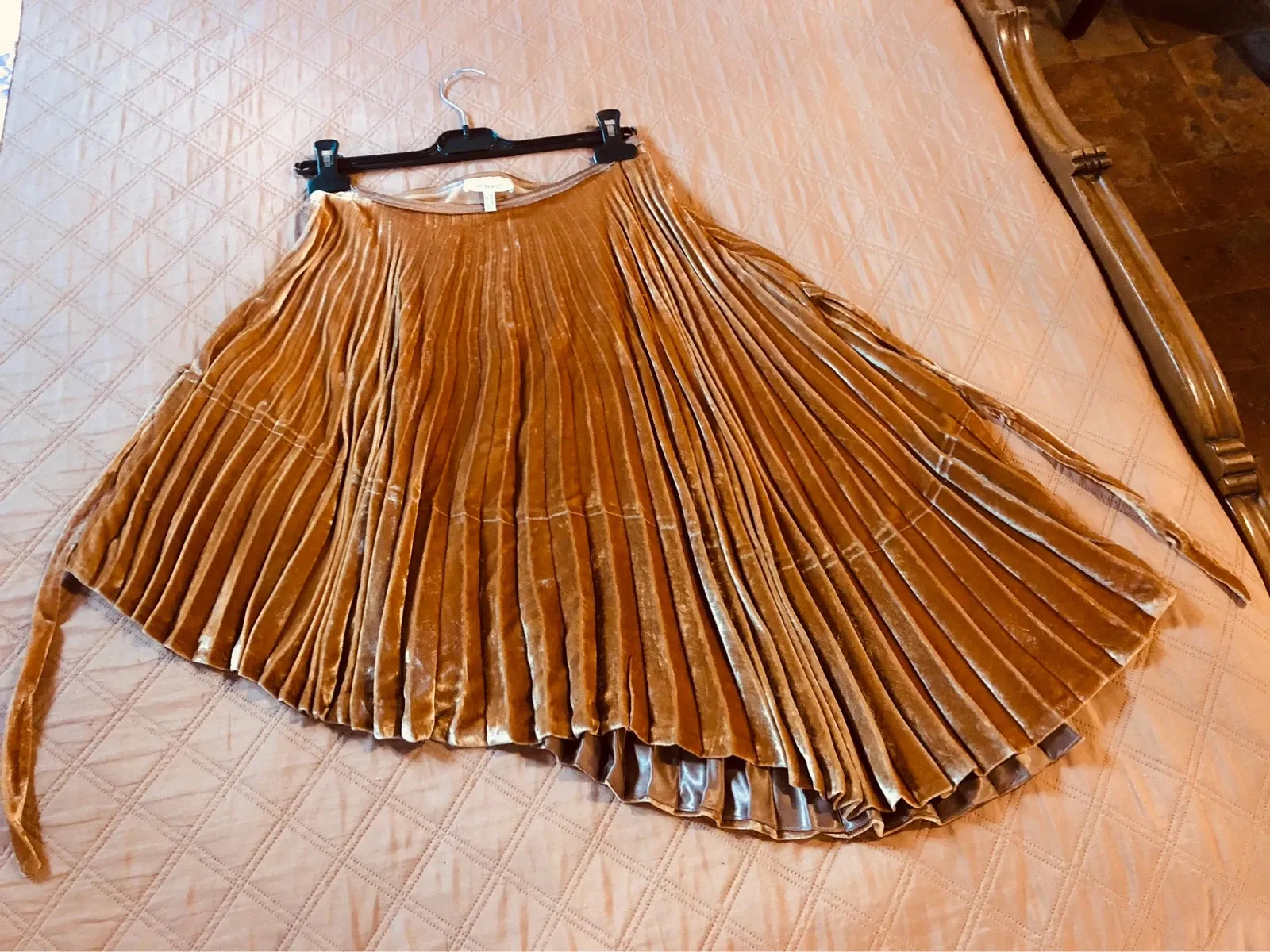 Pinko skirt in mustard and gold, a piece from the Italian label with a feminine style. Very good condition. Size S (36). 1