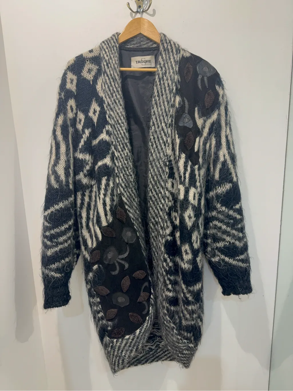 Cardigan long en maille duveteuse à motifs géométriques gris et écru, avec des empiècements décoratifs sombres, typique des années 80. Mohair 3