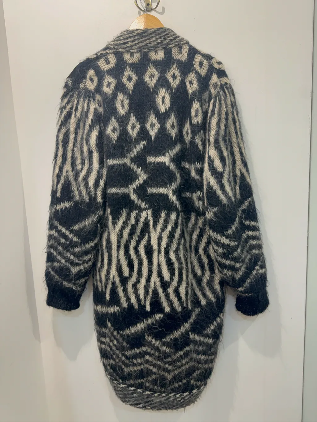 Cardigan long en maille duveteuse à motifs géométriques gris et écru, avec des empiècements décoratifs sombres, typique des années 80. Mohair 4