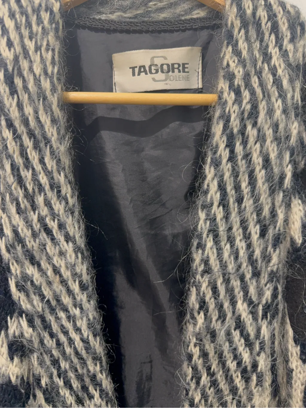 Cardigan long en maille duveteuse à motifs géométriques gris et écru, avec des empiècements décoratifs sombres, typique des années 80. Mohair 5