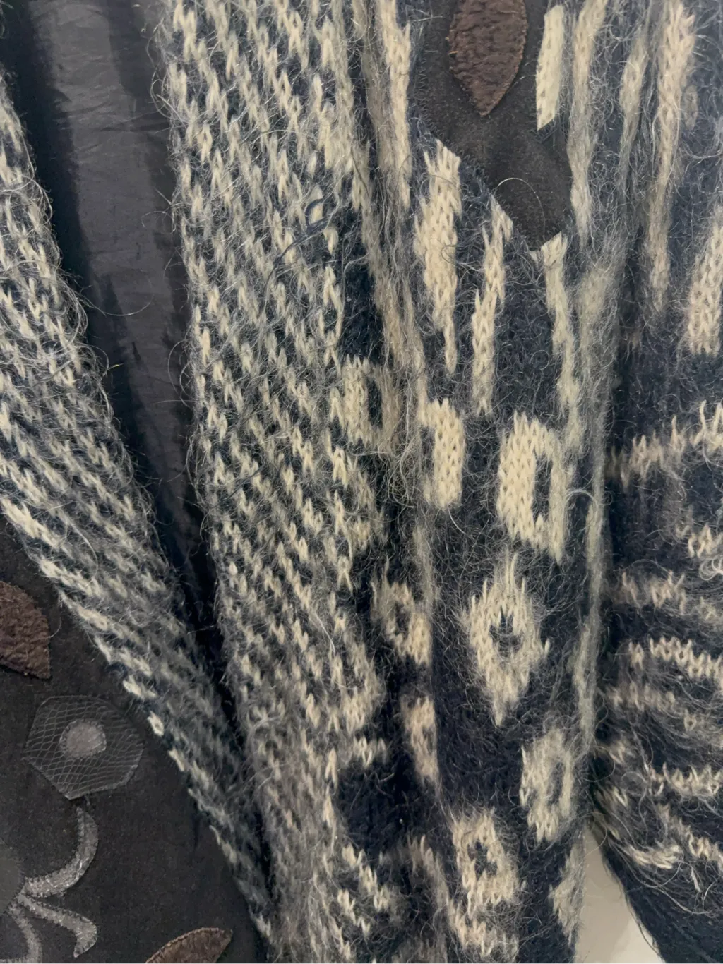 Cardigan long en maille duveteuse à motifs géométriques gris et écru, avec des empiècements décoratifs sombres, typique des années 80. Mohair 6