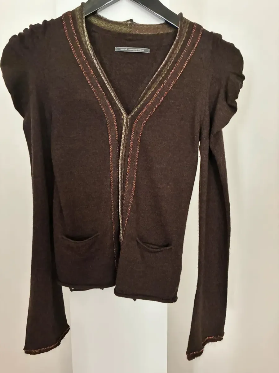 Gilet sans manches Marithé + François Girbaud en laine couleur chocolat, des années 2000, un essentiel vintage pour un look décontracté-chic.