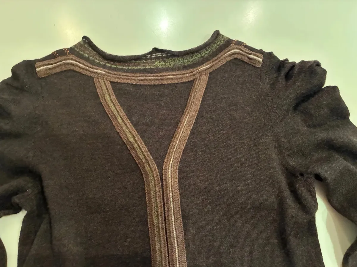 Gilet sans manches Marithé + François Girbaud en laine couleur chocolat, des années 2000, un essentiel vintage pour un look décontracté-chic. 13