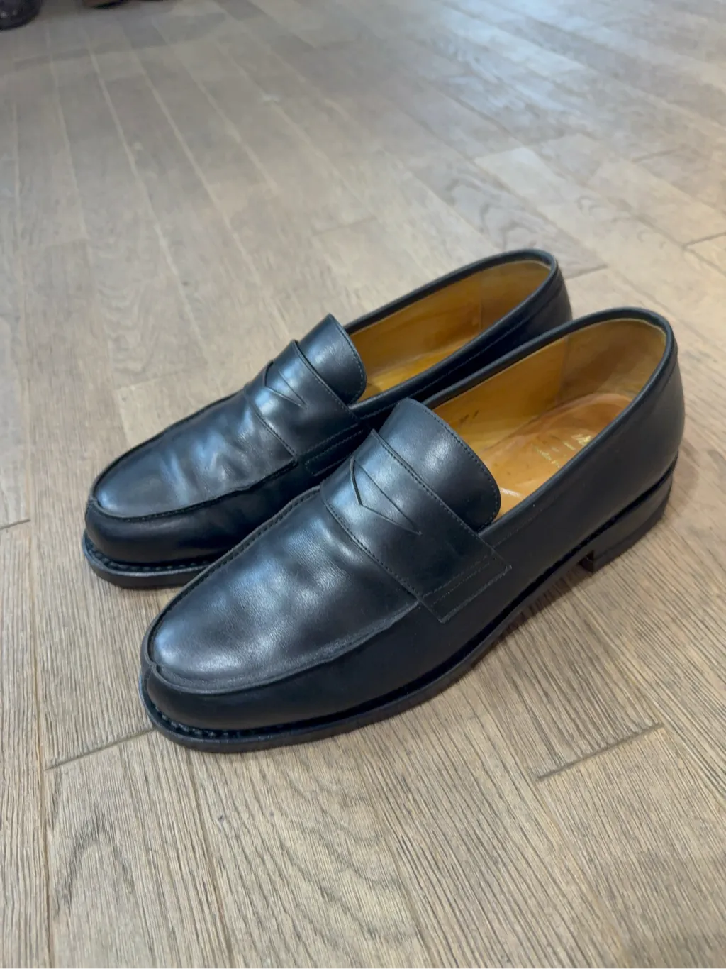 Paire de mocassins loafers noirs en cuir de la marque Paraboot Modele Adonis, fabriqués en France avec une construction Goodyear. 3