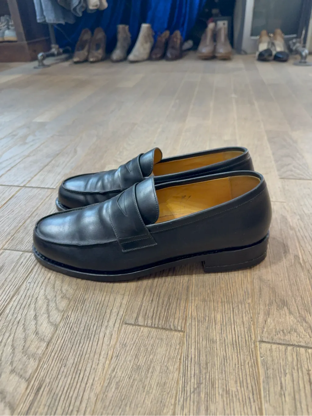Paire de mocassins loafers noirs en cuir de la marque Paraboot Modele Adonis, fabriqués en France avec une construction Goodyear. 4