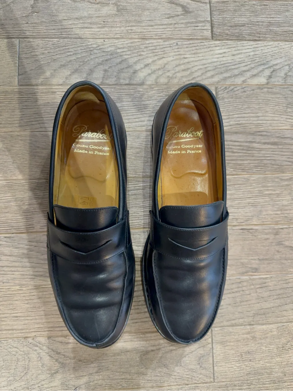 Paire de mocassins loafers noirs en cuir de la marque Paraboot Modele Adonis, fabriqués en France avec une construction Goodyear. 6