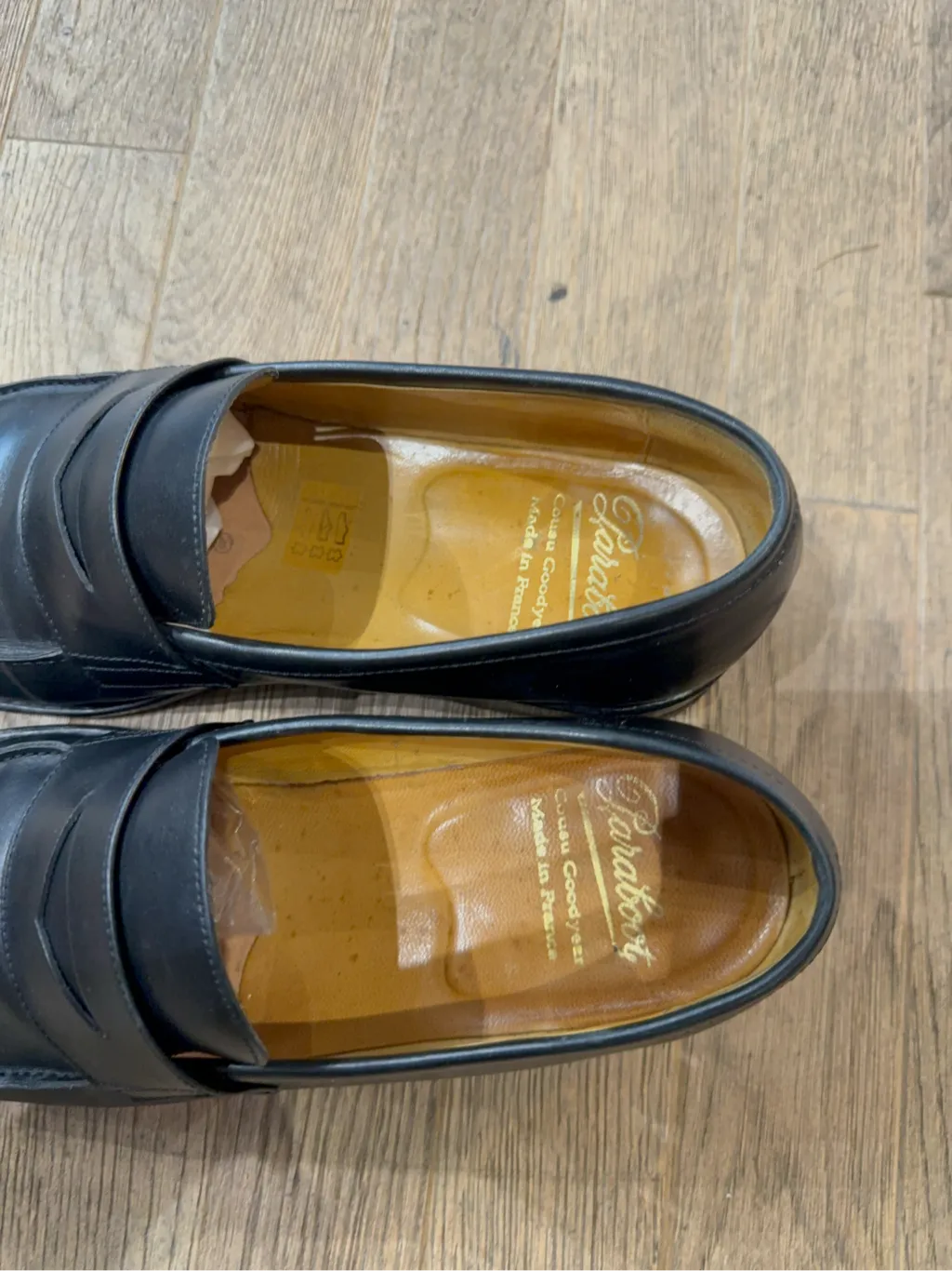 Paire de mocassins loafers noirs en cuir de la marque Paraboot Modele Adonis, fabriqués en France avec une construction Goodyear. 7
