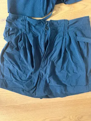 Short faisant partie d'un ensemble Veste + Short - Veste IMP-202607-NR3Q et Short IMP-202607-PAJ3 