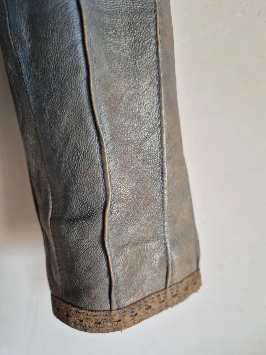 De Marco Fantini. Effet délavé. Aucun défaut comme des trous ou des déchirures. Peut présenter des signes d'usure typiques des vestes en cuir véritable vintage, mais vous pouvez vérifier tous les détails sur la photo. Zips fonctionnels. Boutons d'origine. 14
