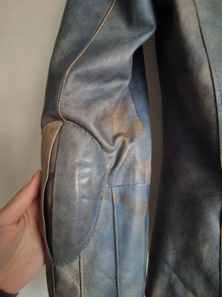 De Marco Fantini. Effet délavé. Aucun défaut comme des trous ou des déchirures. Peut présenter des signes d'usure typiques des vestes en cuir véritable vintage, mais vous pouvez vérifier tous les détails sur la photo. Zips fonctionnels. Boutons d'origine. 5