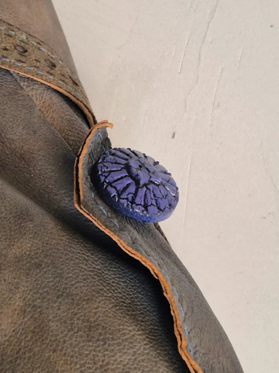 De Marco Fantini. Effet délavé. Aucun défaut comme des trous ou des déchirures. Peut présenter des signes d'usure typiques des vestes en cuir véritable vintage, mais vous pouvez vérifier tous les détails sur la photo. Zips fonctionnels. Boutons d'origine. 9