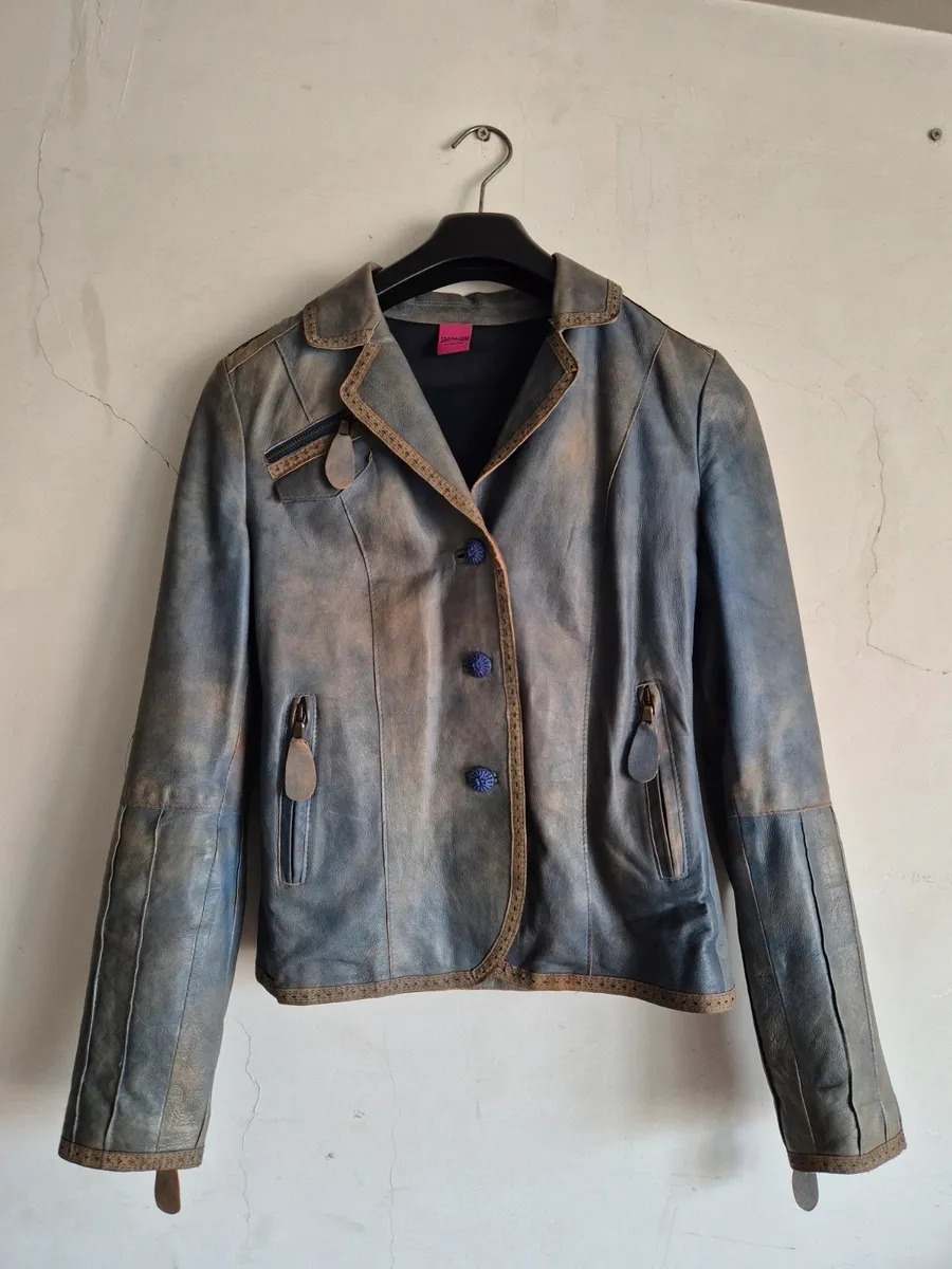 De Marco Fantini. Effet délavé. Aucun défaut comme des trous ou des déchirures. Peut présenter des signes d'usure typiques des vestes en cuir véritable vintage, mais vous pouvez vérifier tous les détails sur la photo. Zips fonctionnels. Boutons d'origine.