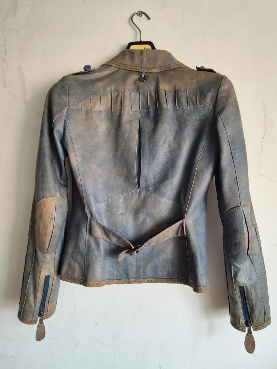 De Marco Fantini. Effet délavé. Aucun défaut comme des trous ou des déchirures. Peut présenter des signes d'usure typiques des vestes en cuir véritable vintage, mais vous pouvez vérifier tous les détails sur la photo. Zips fonctionnels. Boutons d'origine. 2