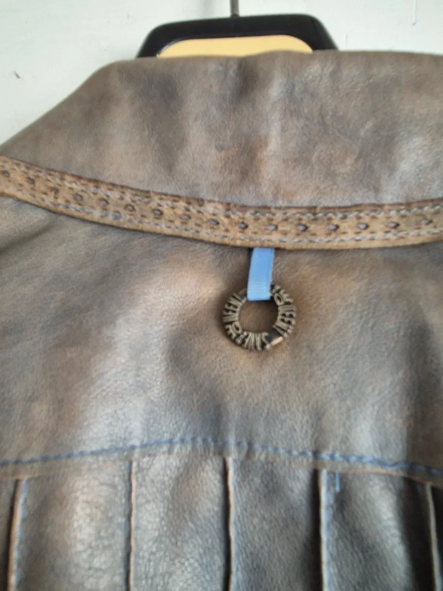 De Marco Fantini. Effet délavé. Aucun défaut comme des trous ou des déchirures. Peut présenter des signes d'usure typiques des vestes en cuir véritable vintage, mais vous pouvez vérifier tous les détails sur la photo. Zips fonctionnels. Boutons d'origine. 7