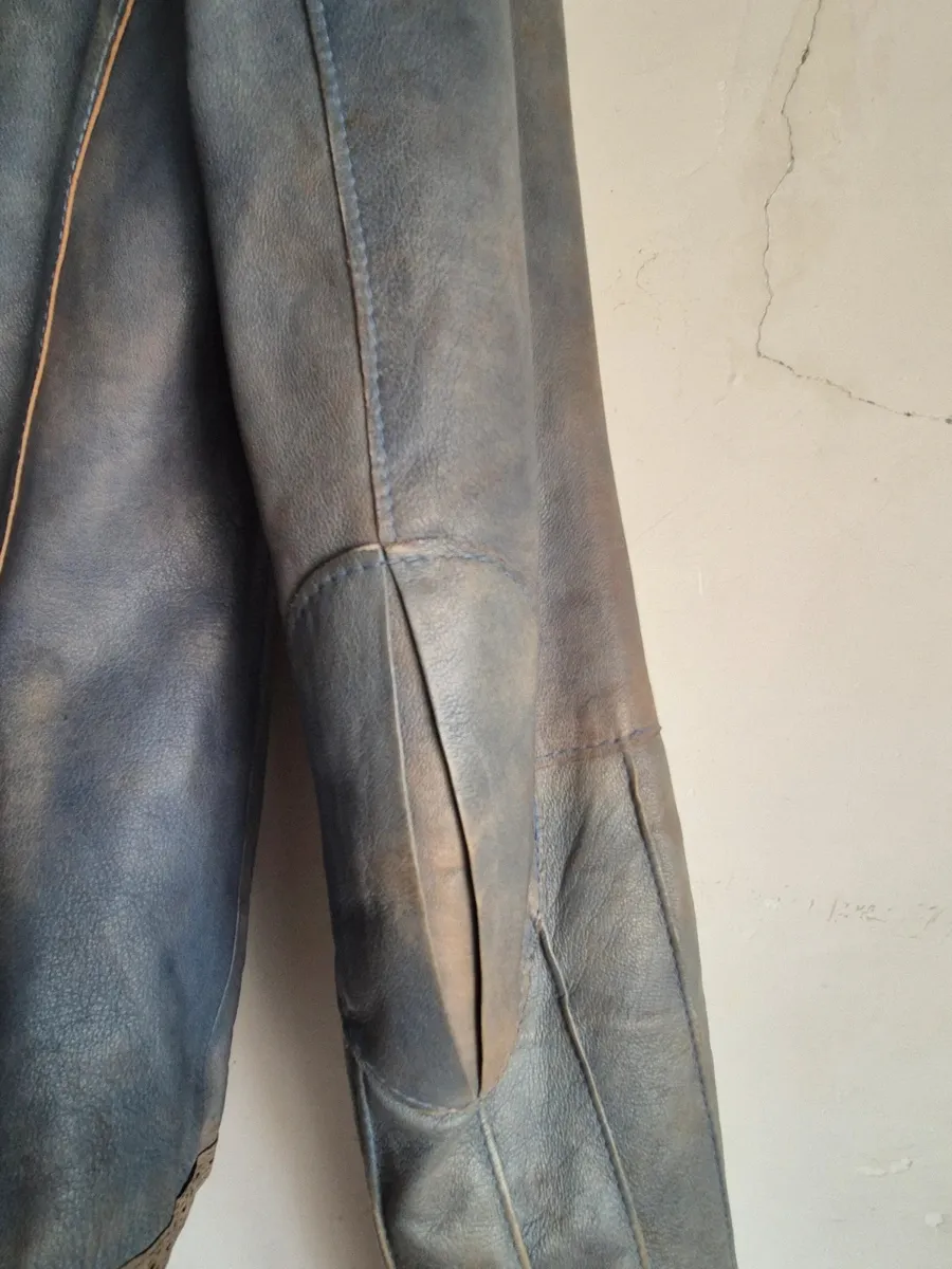 De Marco Fantini. Effet délavé. Aucun défaut comme des trous ou des déchirures. Peut présenter des signes d'usure typiques des vestes en cuir véritable vintage, mais vous pouvez vérifier tous les détails sur la photo. Zips fonctionnels. Boutons d'origine. 6