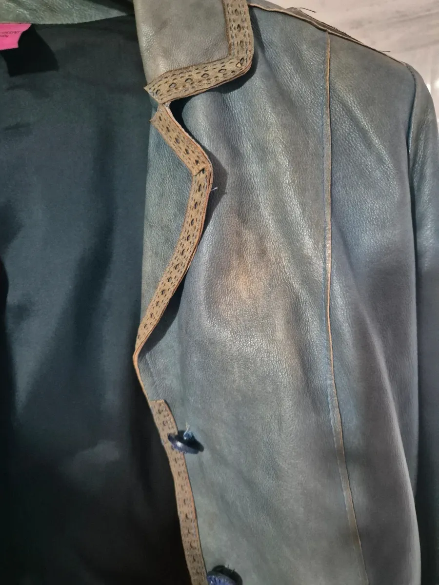 De Marco Fantini. Effet délavé. Aucun défaut comme des trous ou des déchirures. Peut présenter des signes d'usure typiques des vestes en cuir véritable vintage, mais vous pouvez vérifier tous les détails sur la photo. Zips fonctionnels. Boutons d'origine. 11