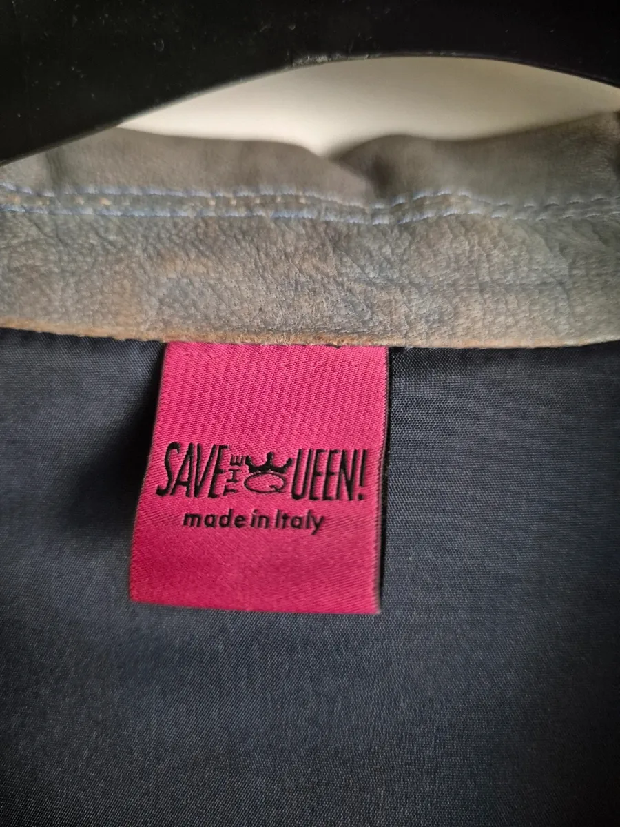De Marco Fantini. Effet délavé. Aucun défaut comme des trous ou des déchirures. Peut présenter des signes d'usure typiques des vestes en cuir véritable vintage, mais vous pouvez vérifier tous les détails sur la photo. Zips fonctionnels. Boutons d'origine. 3