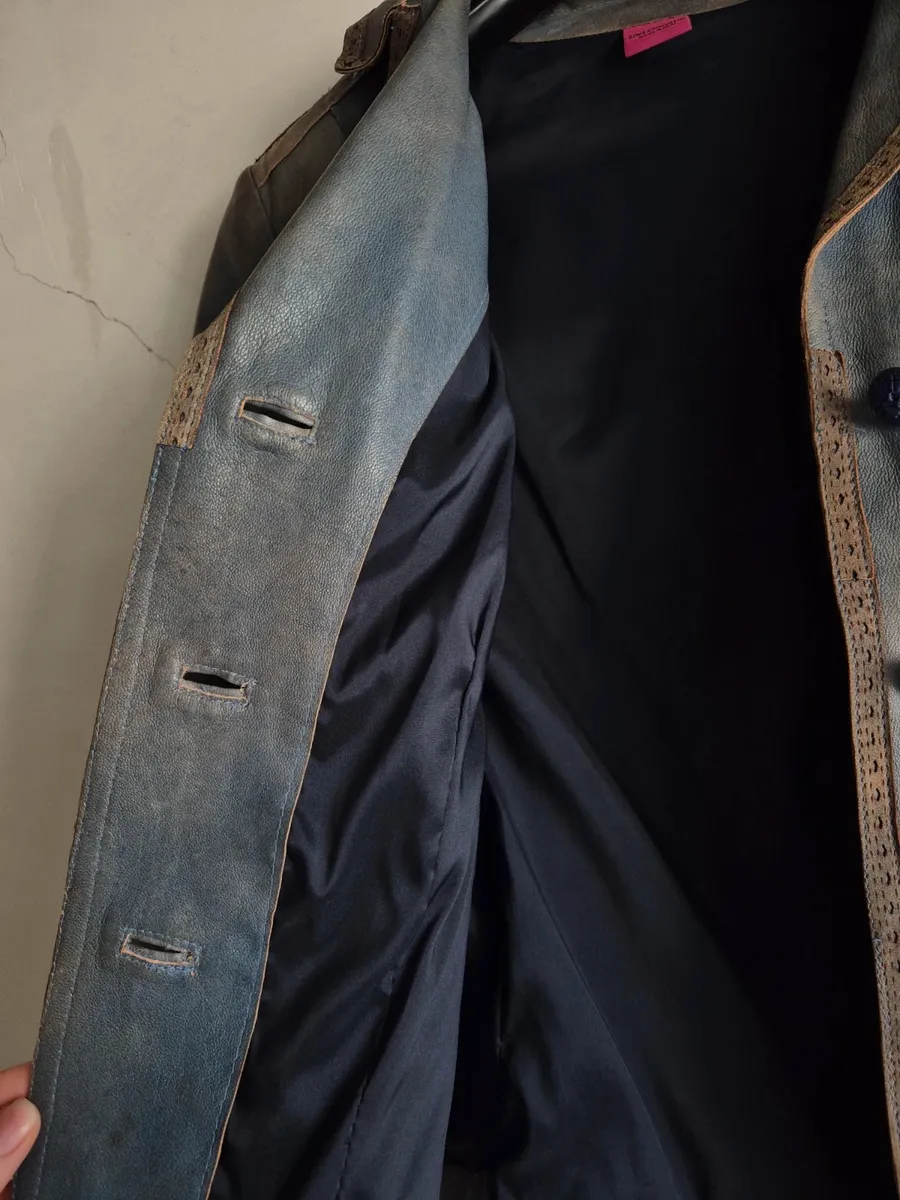 De Marco Fantini. Effet délavé. Aucun défaut comme des trous ou des déchirures. Peut présenter des signes d'usure typiques des vestes en cuir véritable vintage, mais vous pouvez vérifier tous les détails sur la photo. Zips fonctionnels. Boutons d'origine. 10