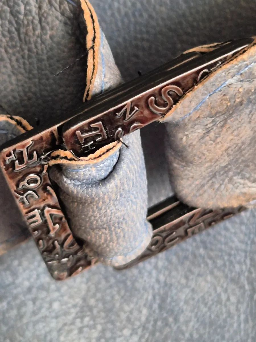 De Marco Fantini. Effet délavé. Aucun défaut comme des trous ou des déchirures. Peut présenter des signes d'usure typiques des vestes en cuir véritable vintage, mais vous pouvez vérifier tous les détails sur la photo. Zips fonctionnels. Boutons d'origine. 8