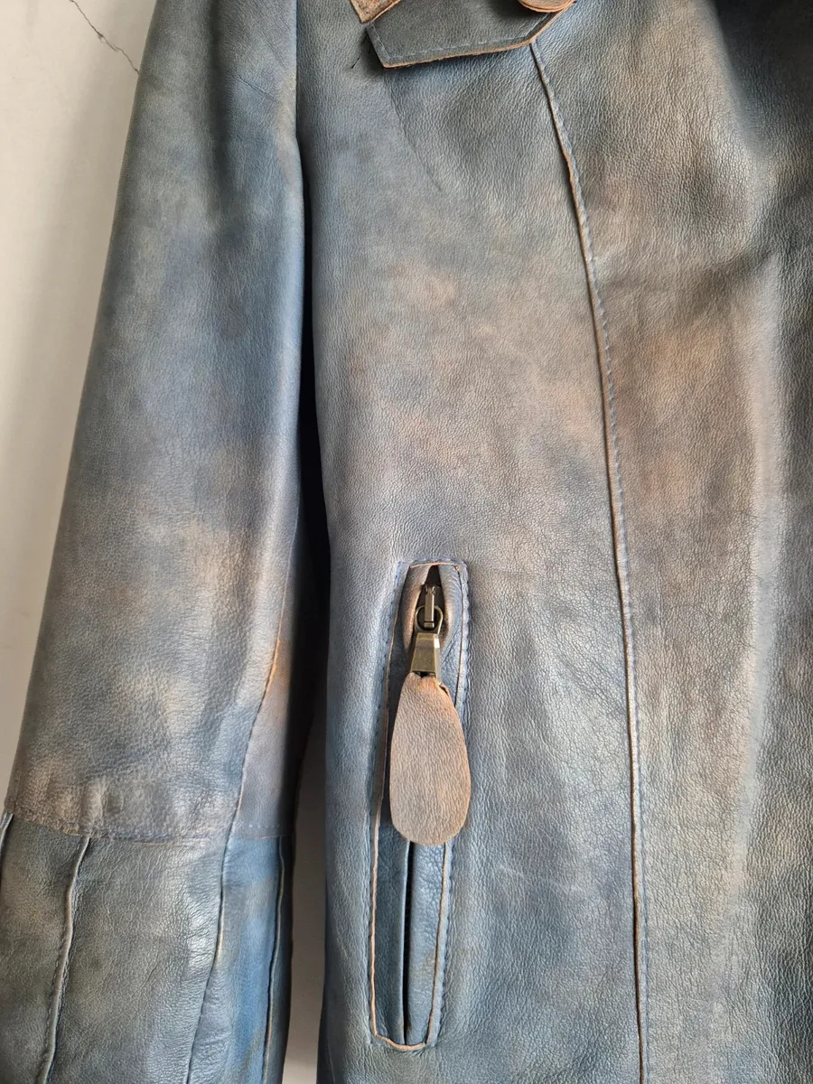 De Marco Fantini. Effet délavé. Aucun défaut comme des trous ou des déchirures. Peut présenter des signes d'usure typiques des vestes en cuir véritable vintage, mais vous pouvez vérifier tous les détails sur la photo. Zips fonctionnels. Boutons d'origine. 13