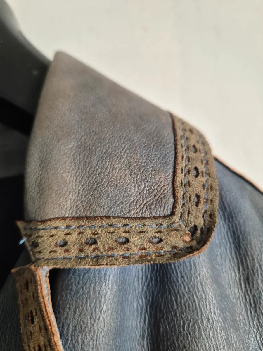 De Marco Fantini. Effet délavé. Aucun défaut comme des trous ou des déchirures. Peut présenter des signes d'usure typiques des vestes en cuir véritable vintage, mais vous pouvez vérifier tous les détails sur la photo. Zips fonctionnels. Boutons d'origine. 15