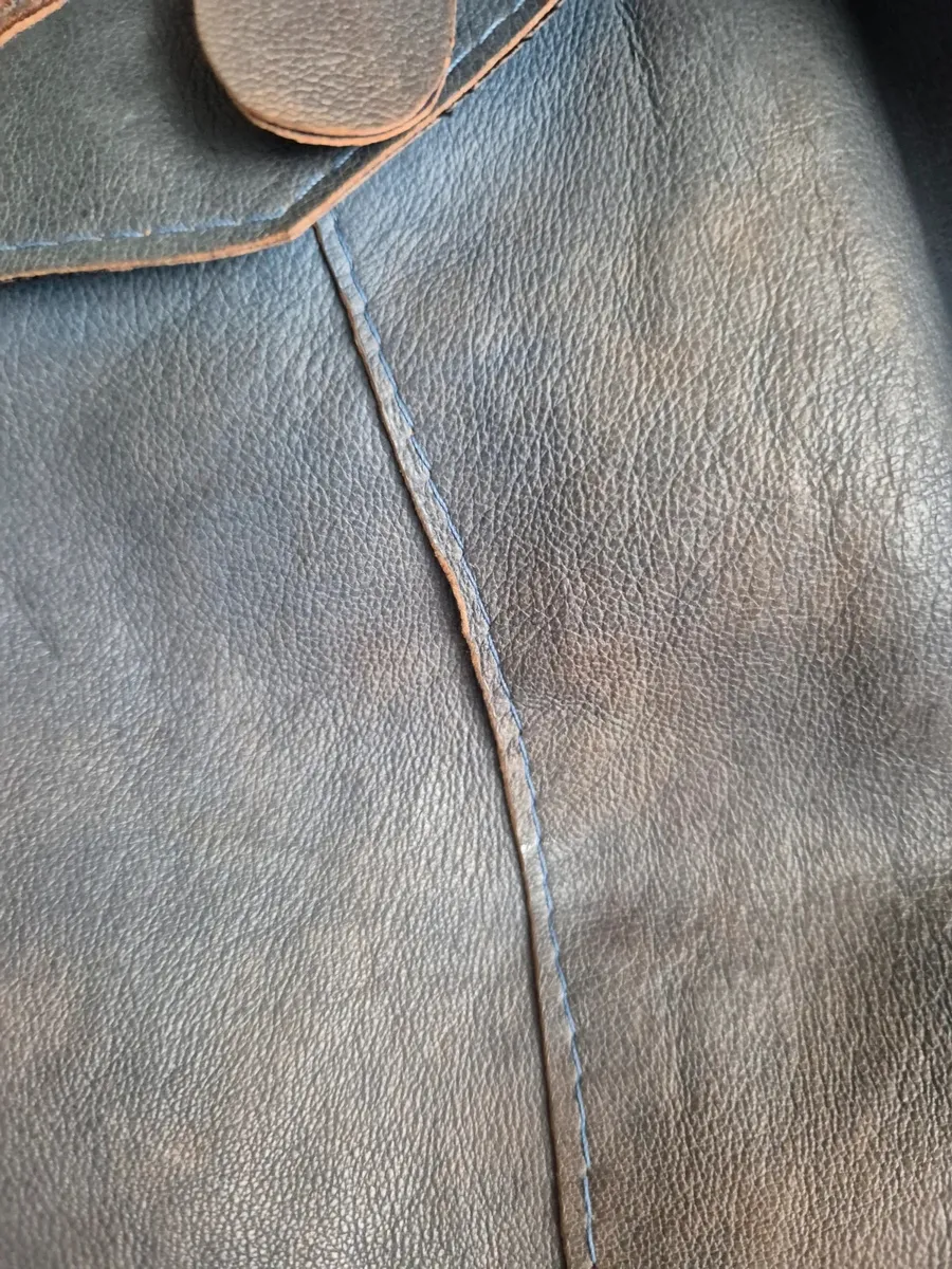 De Marco Fantini. Effet délavé. Aucun défaut comme des trous ou des déchirures. Peut présenter des signes d'usure typiques des vestes en cuir véritable vintage, mais vous pouvez vérifier tous les détails sur la photo. Zips fonctionnels. Boutons d'origine. 12
