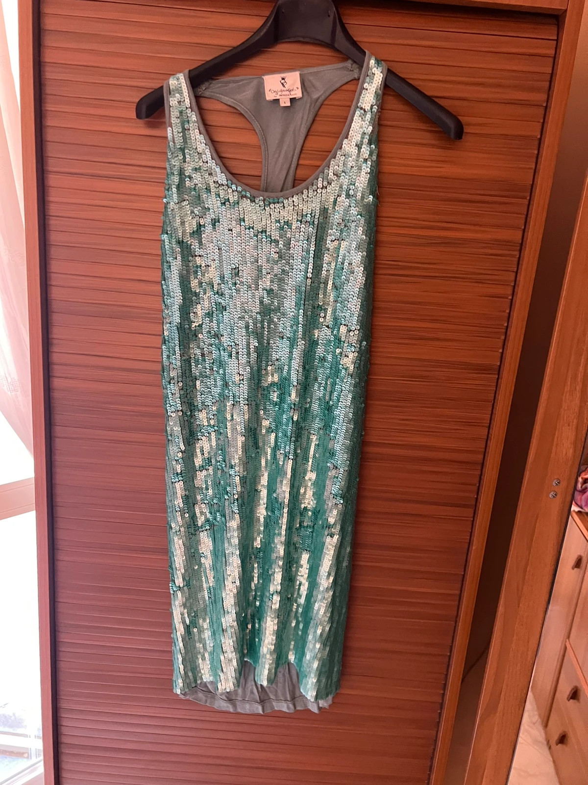 Petite robe à paillettes comme neuve 1