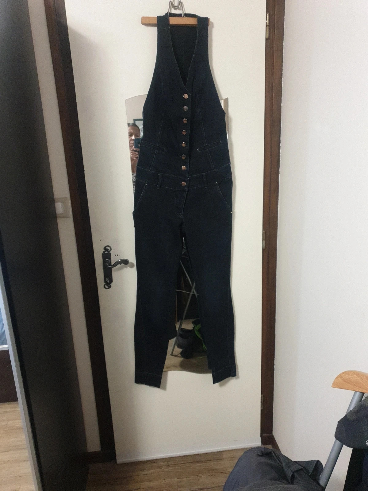 Magnifique combinaison de la célèbre marque italienne MET. Seyante et d'un confort incroyable, cette combinaison est un atout superbe pour une silhouette longiligne mise en valeur, aussi décontracte qu' habillé...! Je m'en sépare à regrets car j'ai pris une taille. Taille 29 soit 38. En très bon état, mérite une seconde vie. Prix à débattre. Uniquement chronopost et mondial relay.