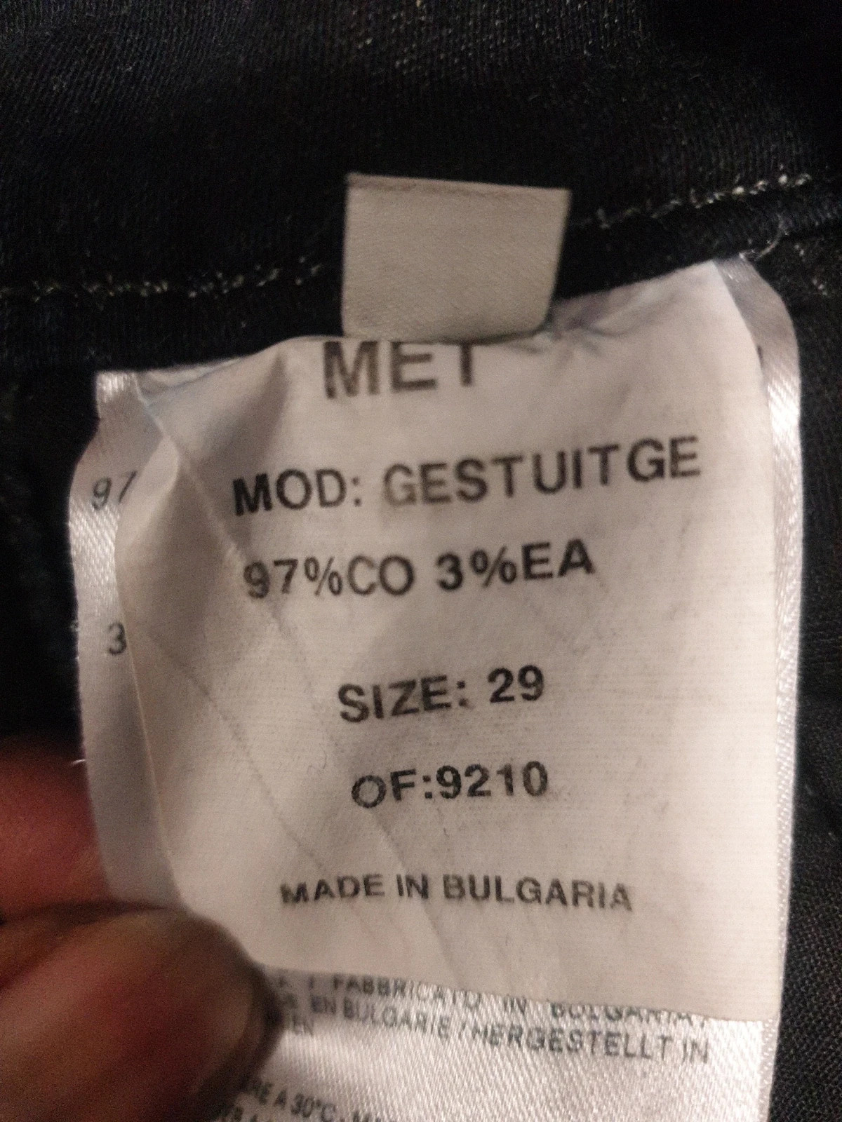Magnifique combinaison de la célèbre marque italienne MET. Seyante et d'un confort incroyable, cette combinaison est un atout superbe pour une silhouette longiligne mise en valeur, aussi décontracte qu' habillé...! Je m'en sépare à regrets car j'ai pris une taille. Taille 29 soit 38. En très bon état, mérite une seconde vie. Prix à débattre. Uniquement chronopost et mondial relay. 15