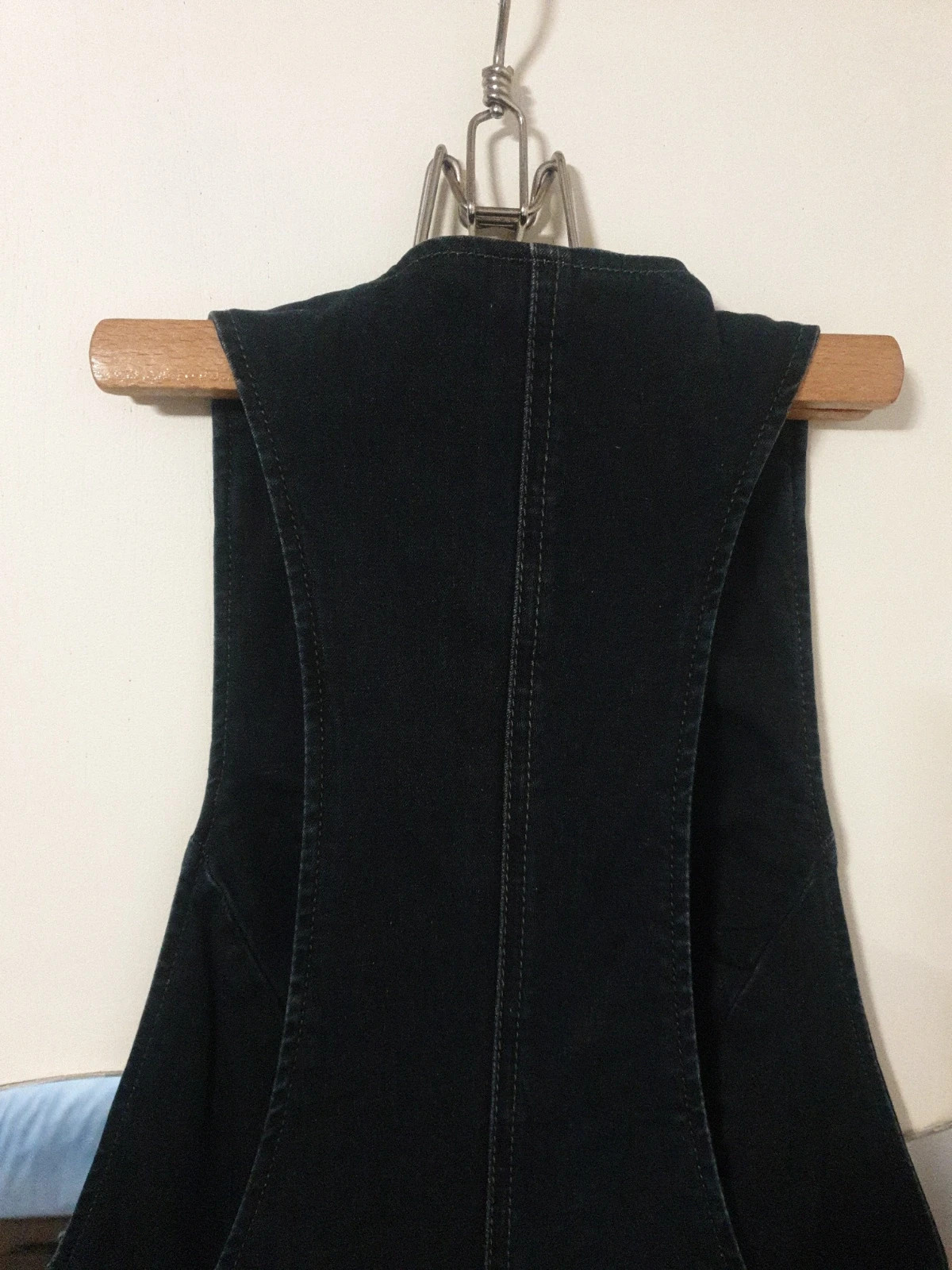 Magnifique combinaison de la célèbre marque italienne MET. Seyante et d'un confort incroyable, cette combinaison est un atout superbe pour une silhouette longiligne mise en valeur, aussi décontracte qu' habillé...! Je m'en sépare à regrets car j'ai pris une taille. Taille 29 soit 38. En très bon état, mérite une seconde vie. Prix à débattre. Uniquement chronopost et mondial relay. 13