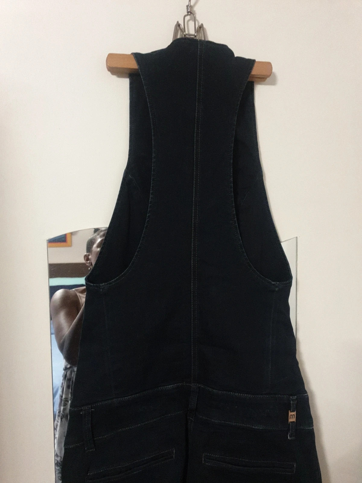 Magnifique combinaison de la célèbre marque italienne MET. Seyante et d'un confort incroyable, cette combinaison est un atout superbe pour une silhouette longiligne mise en valeur, aussi décontracte qu' habillé...! Je m'en sépare à regrets car j'ai pris une taille. Taille 29 soit 38. En très bon état, mérite une seconde vie. Prix à débattre. Uniquement chronopost et mondial relay. 12