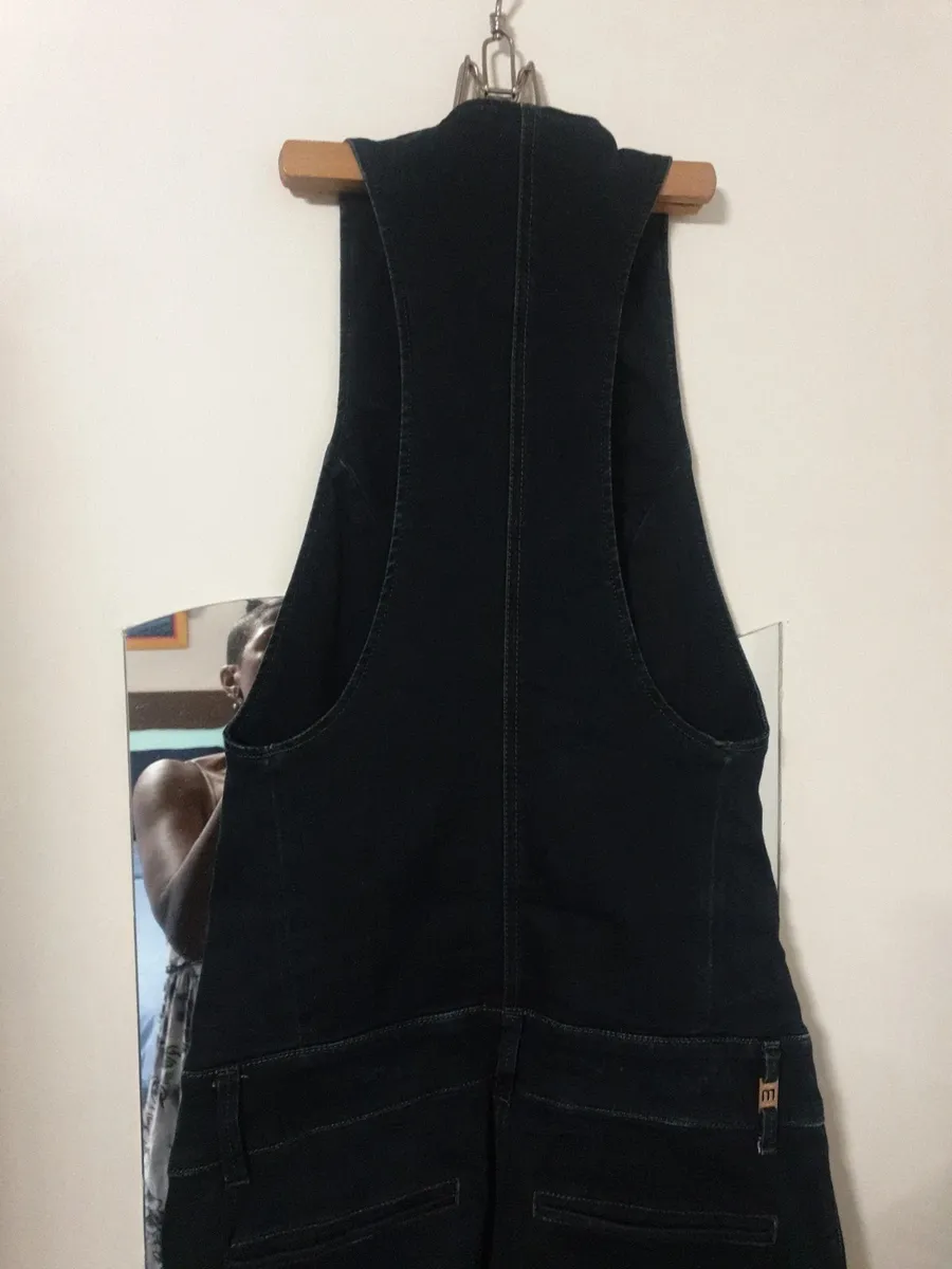 Magnifique combinaison de la célèbre marque italienne MET. Seyante et d'un confort incroyable, cette combinaison est un atout superbe pour une silhouette longiligne mise en valeur, aussi décontracte qu' habillé...! Je m'en sépare à regrets car j'ai pris une taille. Taille 29 soit 38. En très bon état, mérite une seconde vie. Prix à débattre. Uniquement chronopost et mondial relay. 12