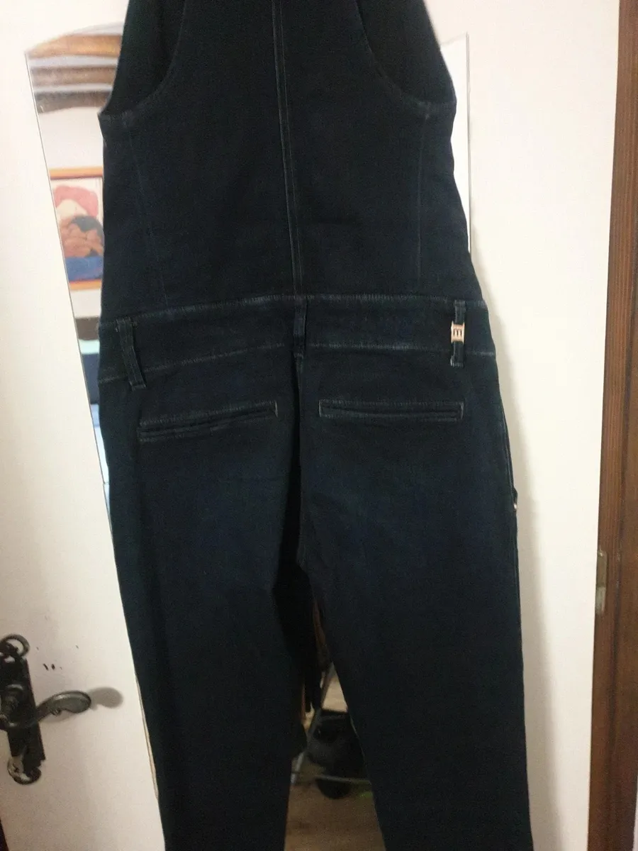 Magnifique combinaison de la célèbre marque italienne MET. Seyante et d'un confort incroyable, cette combinaison est un atout superbe pour une silhouette longiligne mise en valeur, aussi décontracte qu' habillé...! Je m'en sépare à regrets car j'ai pris une taille. Taille 29 soit 38. En très bon état, mérite une seconde vie. Prix à débattre. Uniquement chronopost et mondial relay. 9