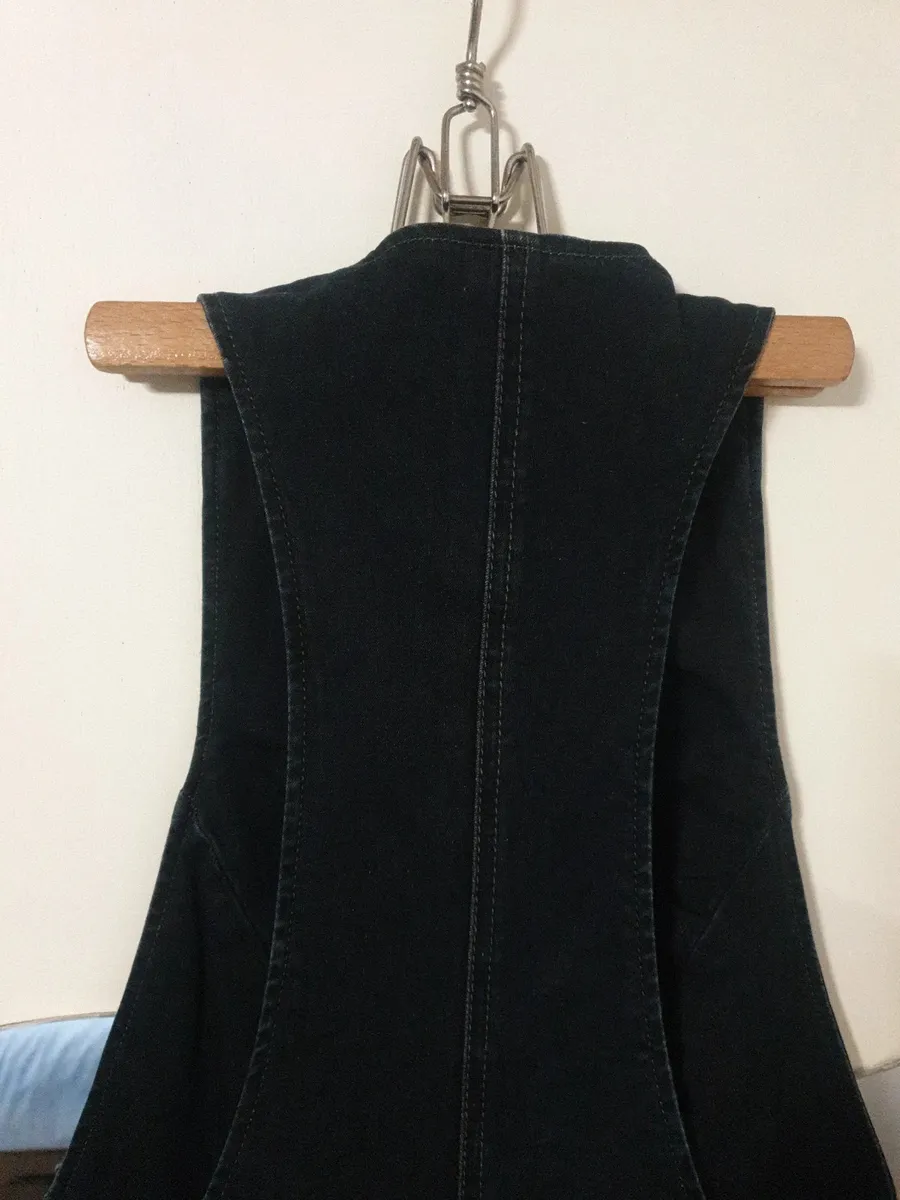 Magnifique combinaison de la célèbre marque italienne MET. Seyante et d'un confort incroyable, cette combinaison est un atout superbe pour une silhouette longiligne mise en valeur, aussi décontracte qu' habillé...! Je m'en sépare à regrets car j'ai pris une taille. Taille 29 soit 38. En très bon état, mérite une seconde vie. Prix à débattre. Uniquement chronopost et mondial relay. 13
