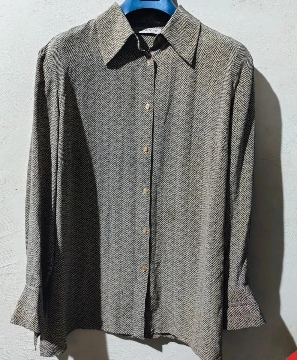 Camicia Elena Miro 100% seta
Tg M
Ottime condizioni, pari al nuovo
Misure in foto