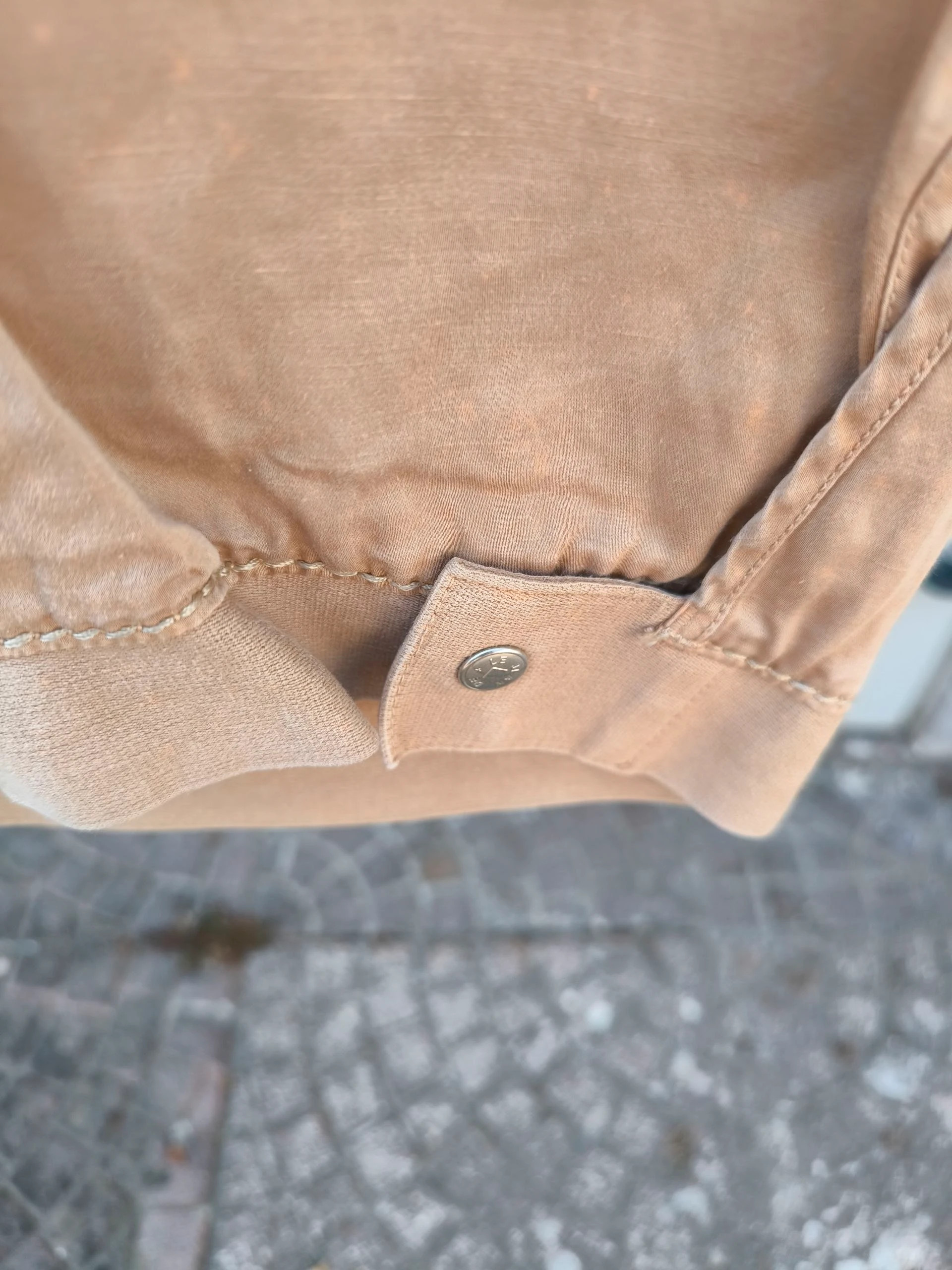 Marithé + François Girbaud en tissu ramie et coton. La dernière photo montre quelques petites taches. Une photo avec les mesures en centimètres est incluse. 5