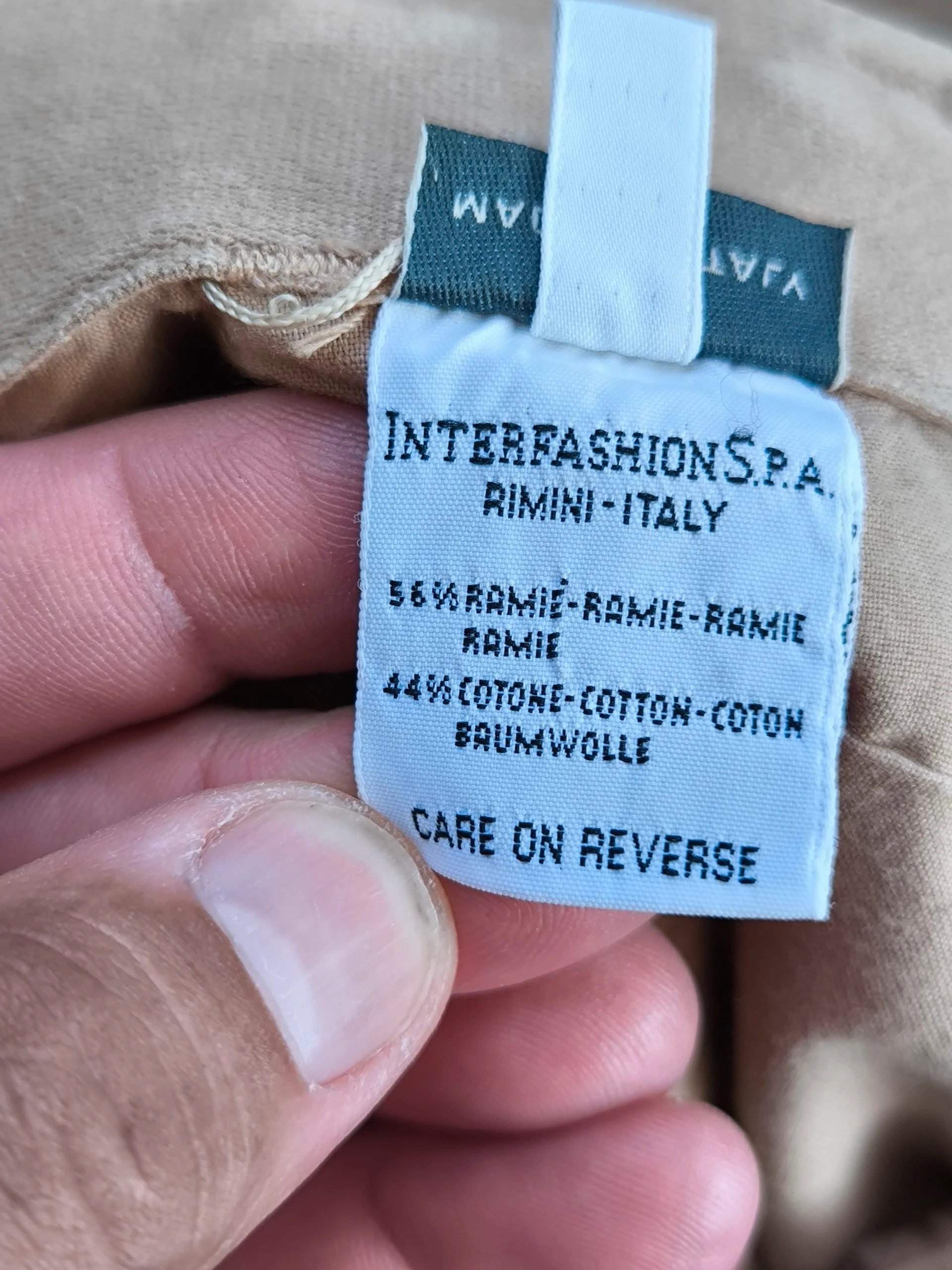 Marithé + François Girbaud en tissu ramie et coton. La dernière photo montre quelques petites taches. Une photo avec les mesures en centimètres est incluse. 6