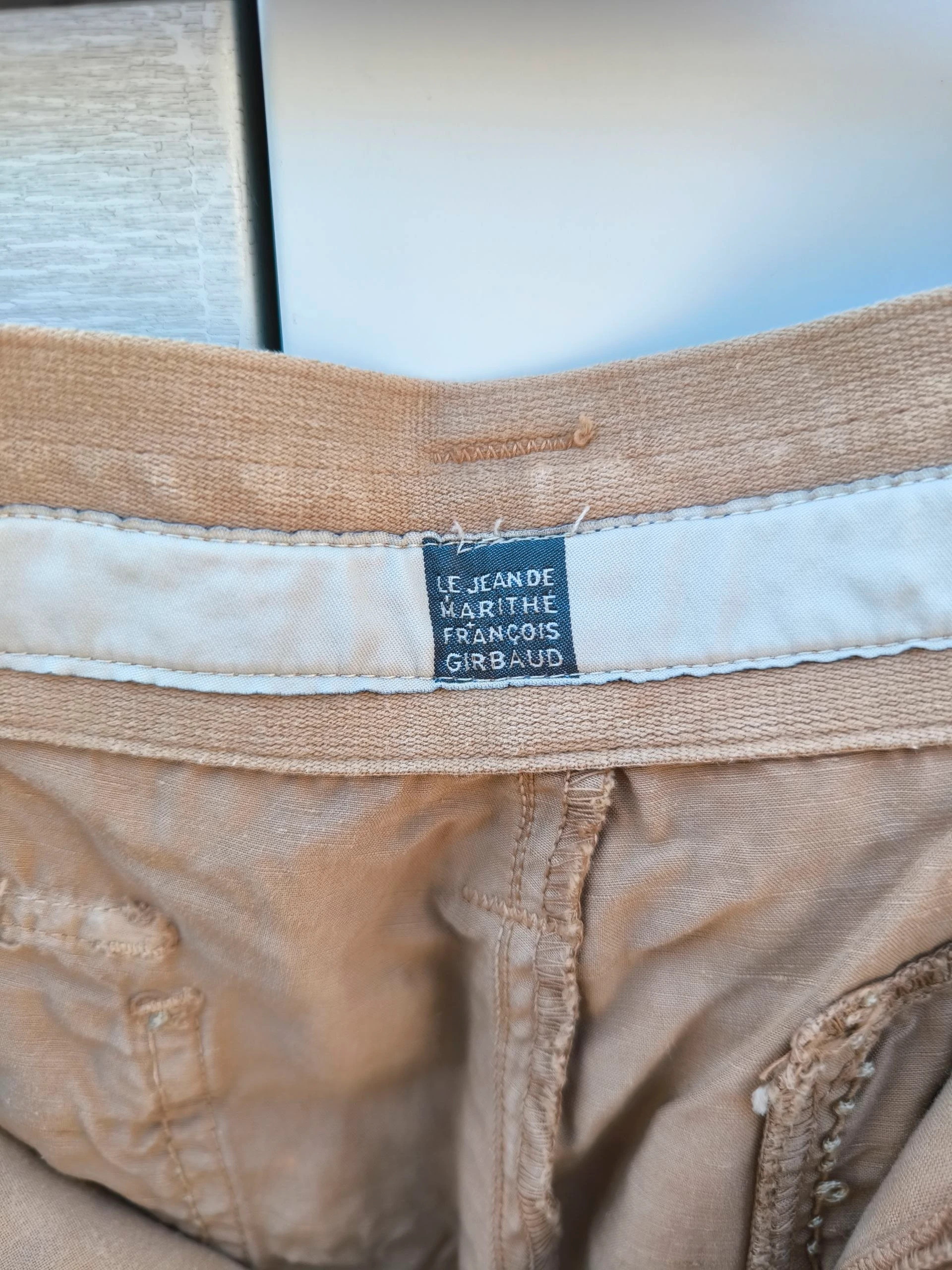 Marithé + François Girbaud en tissu ramie et coton. La dernière photo montre quelques petites taches. Une photo avec les mesures en centimètres est incluse. 4