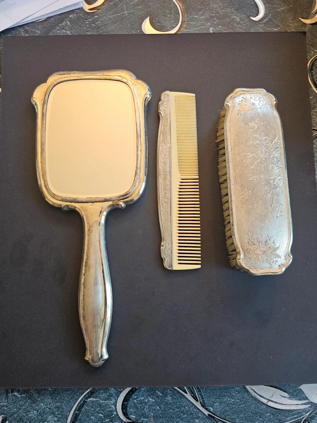 Rare ensemble de vanité pour dames plaqué argent vintage signée Hoka
Un miroir de main argent
1 peigne résine et argent
Une brossé argent
30 euros le lot 1