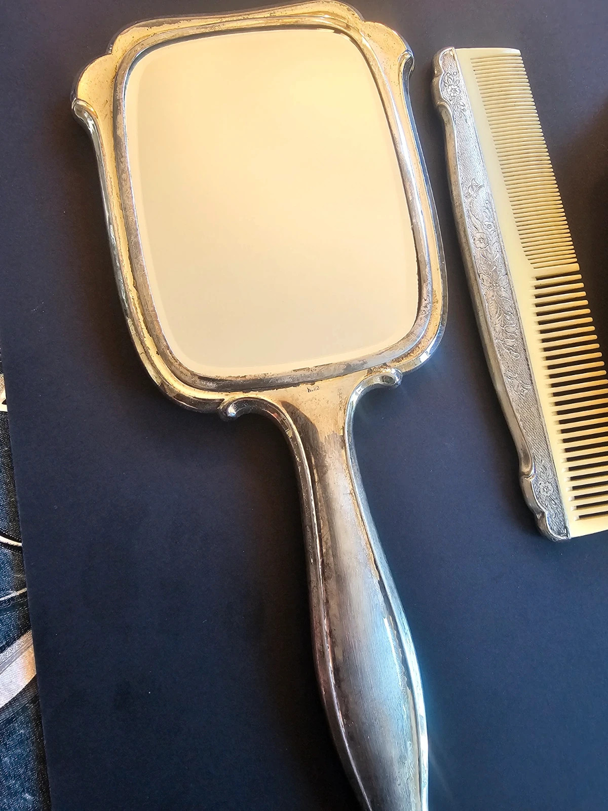 Rare ensemble de vanité pour dames plaqué argent vintage signée Hoka
Un miroir de main argent
1 peigne résine et argent
Une brossé argent
30 euros le lot 2
