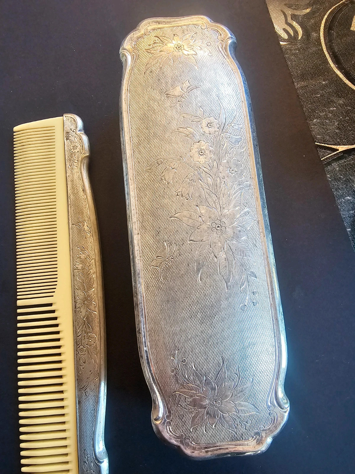 Rare ensemble de vanité pour dames plaqué argent vintage signée Hoka
Un miroir de main argent
1 peigne résine et argent
Une brossé argent
30 euros le lot 6